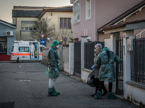 L'esercito di medici contagiati: "Siamo pure senza mascherine"