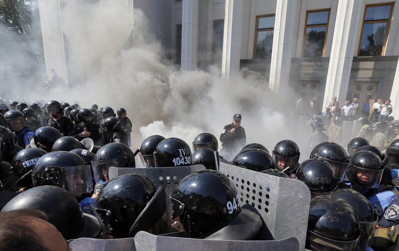 Gli scontri davanti al Parlamento di Kiev 10