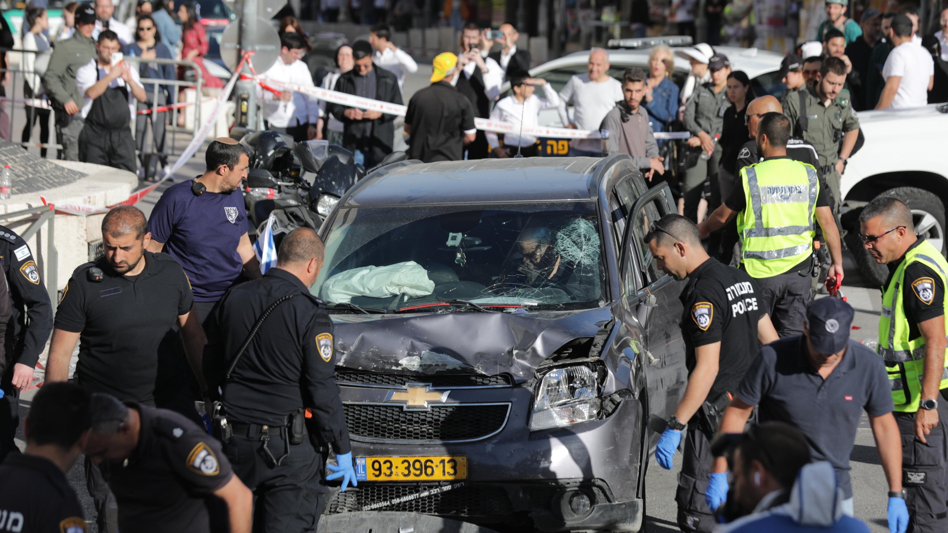 Gerusalemme, un'auto contro la folla: 8 feriti. Hamas gioisce: "Un'operazione eroica"