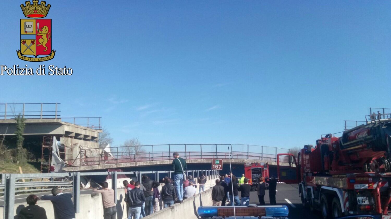 Schiacciati da un ponte lungo l'autostrada: "Assurdo fosse aperta"