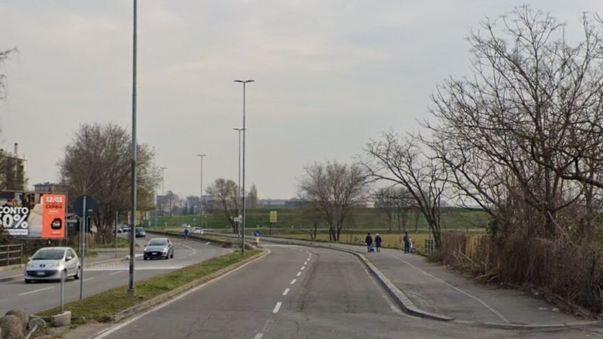 Milano, perde l'equilibrio mentre sale sul marciapiede e sbatte la testa: grave un anziano
