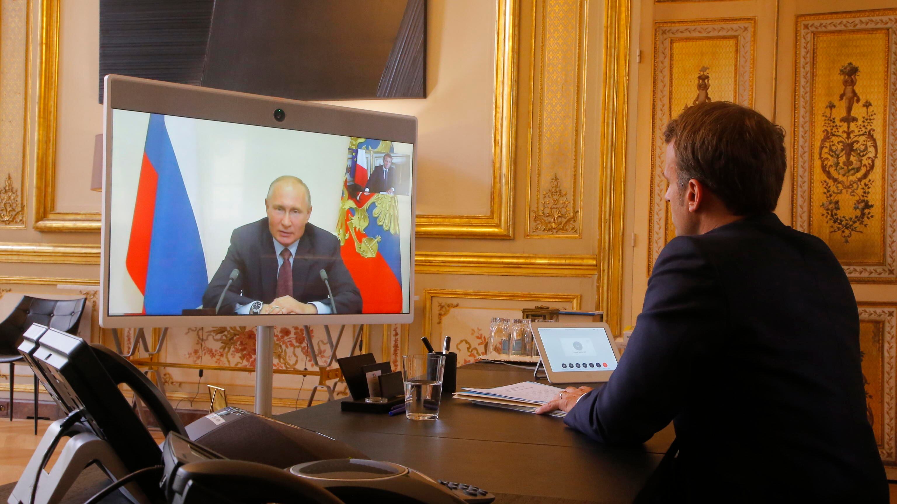 Tregua, Macron chiama (invano) Putin