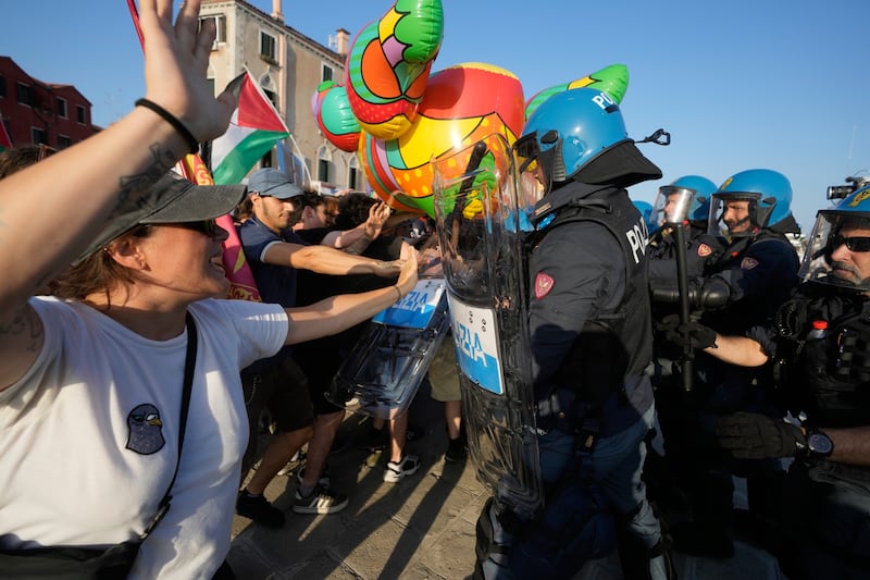Tenzione a scontri tra polizia e i manifestanti che volevano raggiungere lo yacht di Fertitta 1