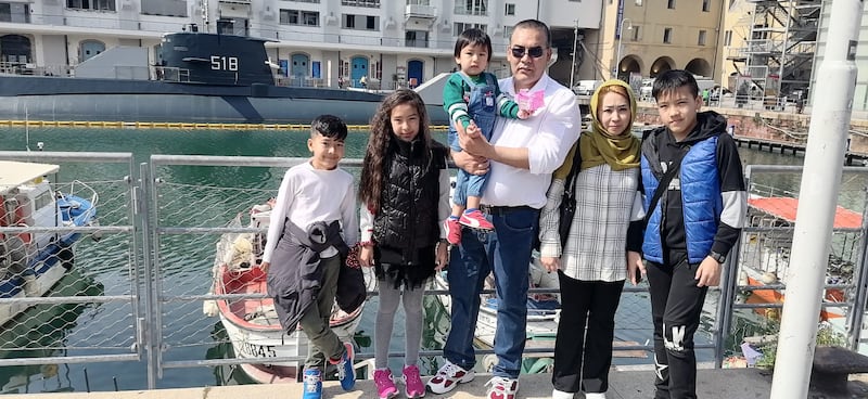 L’interprete degli italiani ad Herat, Mohammad Ali Safdari, con al famiglia in Italia