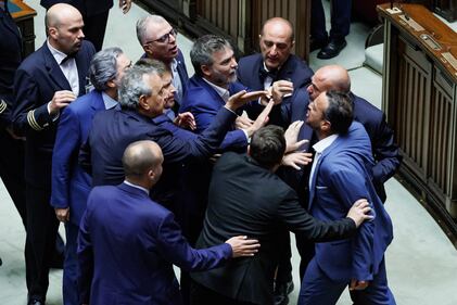 Riforma della giustizia, la rissa alla Camera dei Deputati 9