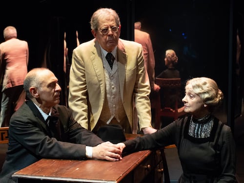 Pirandello e la pazzia. Vukotic festeggia così una vita per il teatro