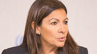 Parigi, troppe donne tra gli alti dirigenti. Scatta la multa da 90mila euro per la sindaca