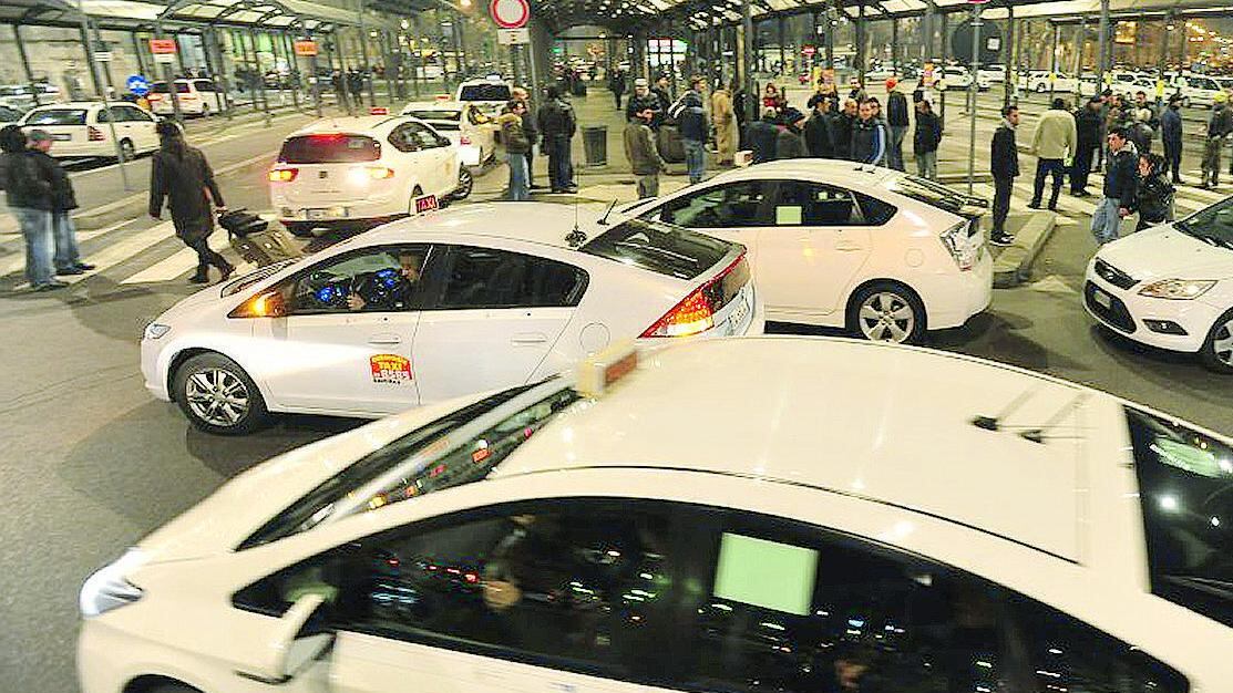 In auto bestemmie e dialetto E il tassista viene denunciato