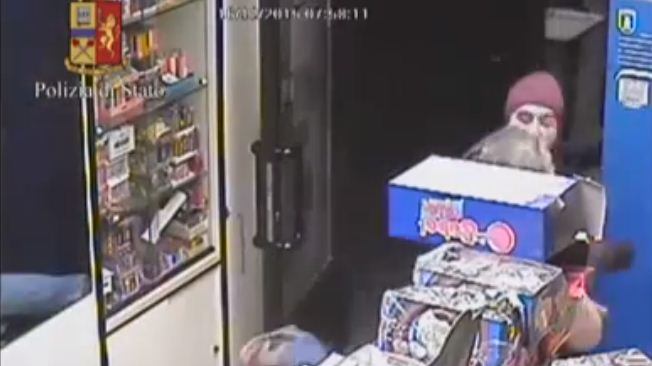 Picchiano e sfregiano tabaccaio: arrestati due georgiani a Torino
