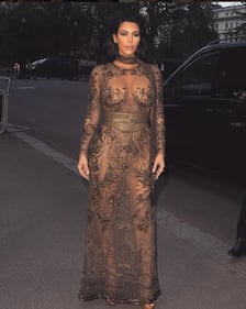Kim Kardashian, vitino di vespa su Instagram 11