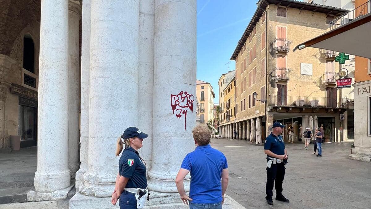 Vicenza, graffiti sulla colonna della basilica: è caccia ai vandali