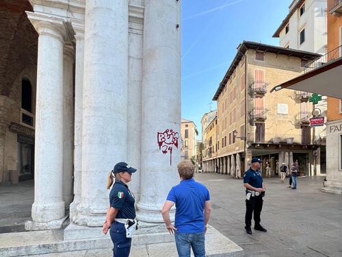 Vicenza, graffiti sulla colonna della basilica: è caccia ai vandali