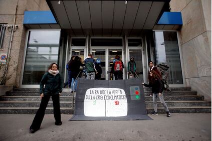 Ecologisti tirano vernice contro sede Rai  10
