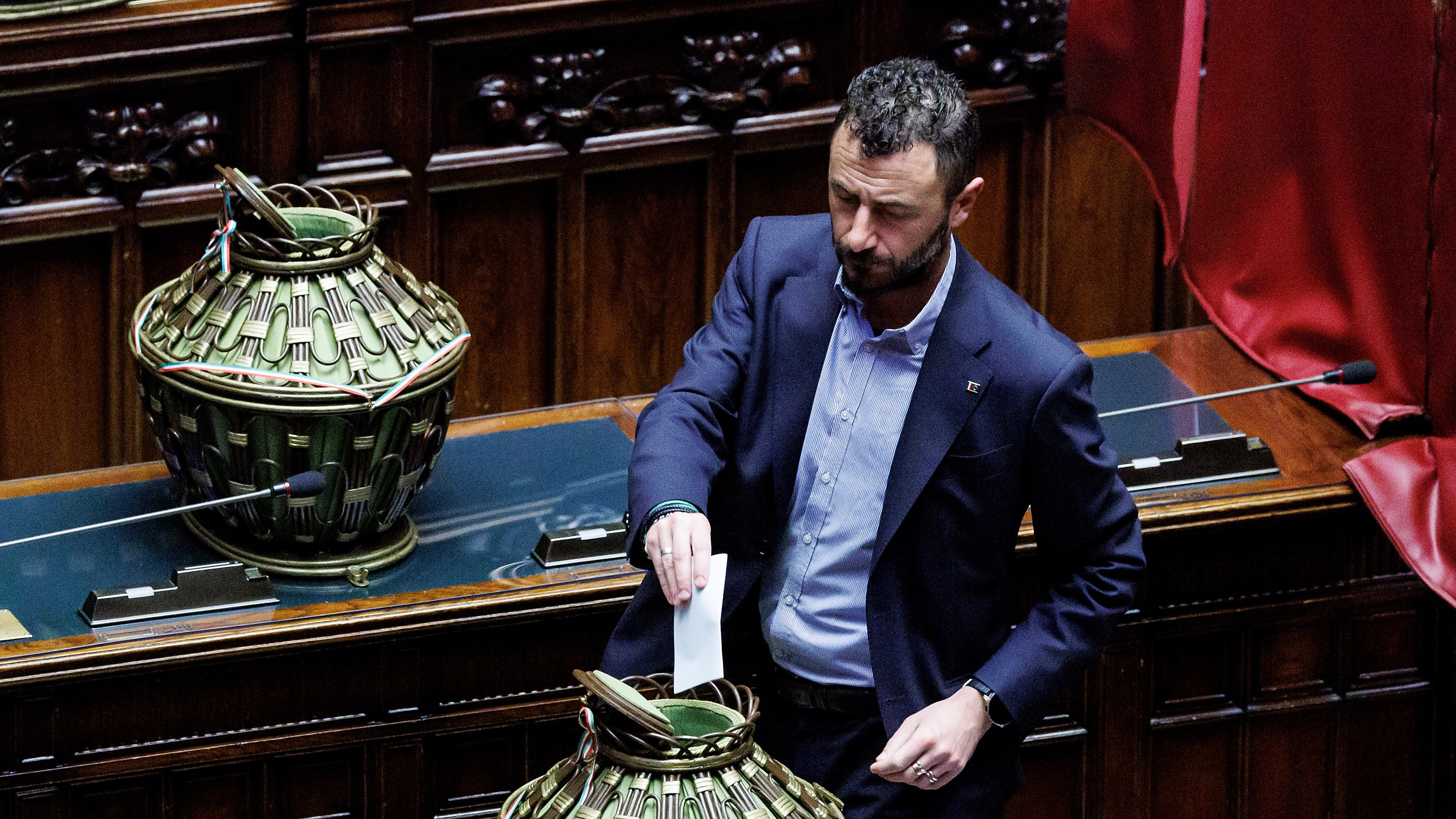 Chiesto il processo per il deputato Pozzolo. "Che vergogna, vengo a saperlo da internet"