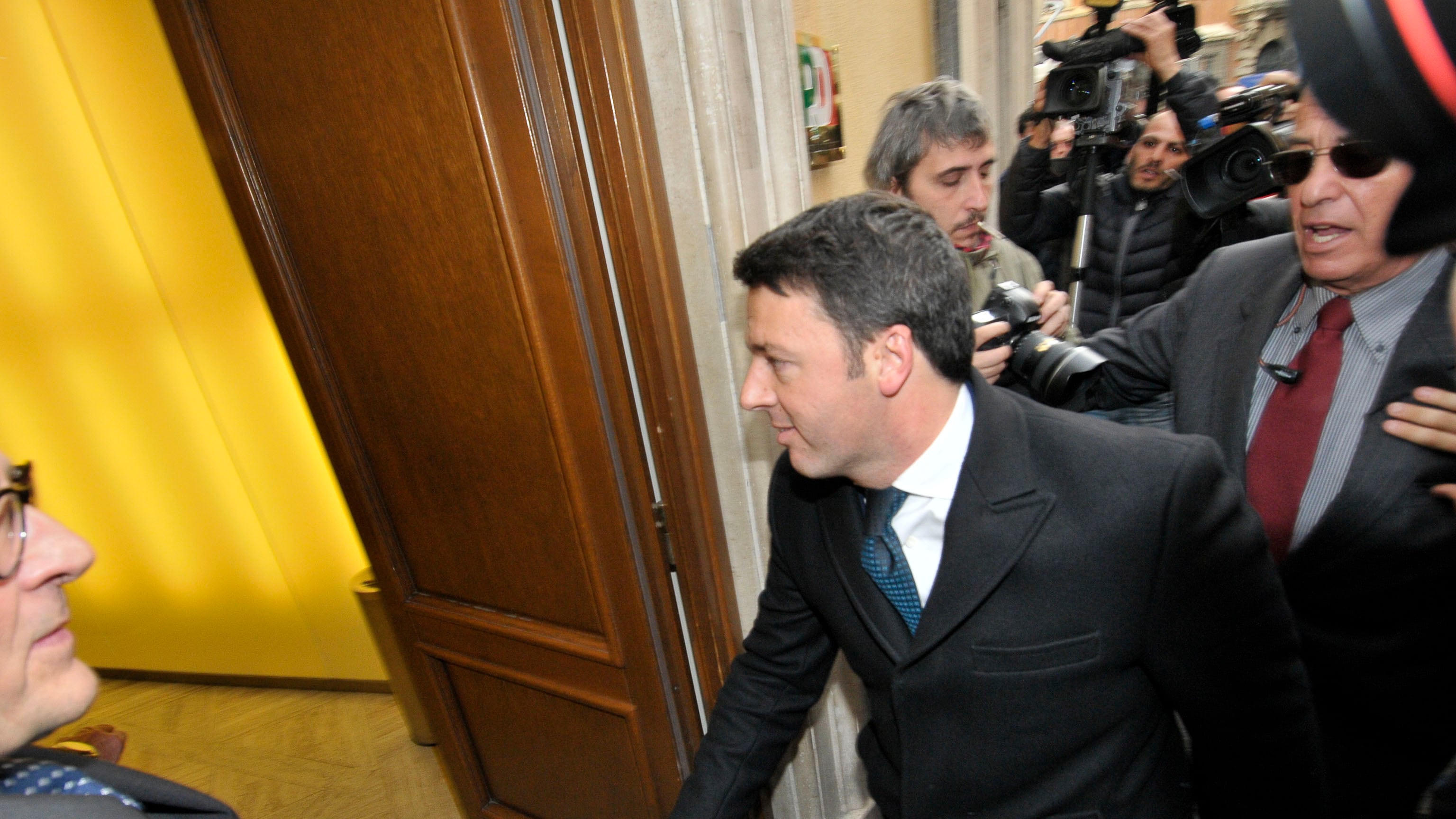 Renzi: sintonia col Cav. E si prepara alla guerra con i dissidenti del Pd