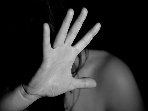 Filippina di 12 anni denuncia il cognato di violenza sessuale