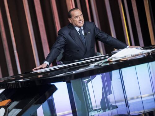 La linea dura di Berlusconi: "I centri sociali vanno indagati e poi chiusi"
