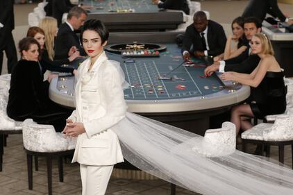 La sfilata di Chanel tra tavoli della roulette e slot 5
