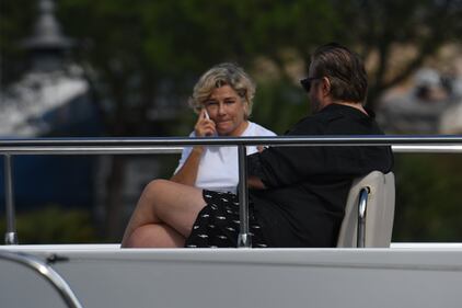Vacanze in costume Ischia in pieno autunno per Christian De Sica e la moglie 6