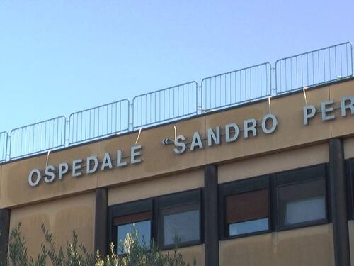 Rom distruggono ospedale: "Curateci subito. Non vogliamo fare la fila"