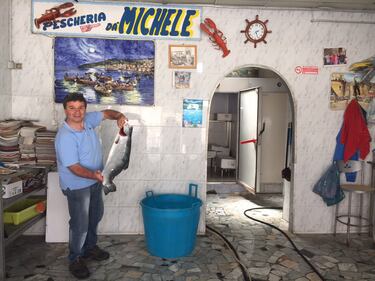 Napoli, piazza Garibaldi e Porta Nolana 12