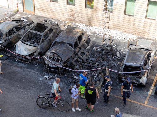 Via Macchi: auto a fuoco e albergo sgomberato