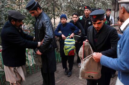 Peshawar, tornano in classe gli studenti della scuola colpita dai talebani 9