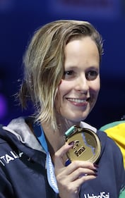 Federica Pellegrini, sexy biondo platino 19