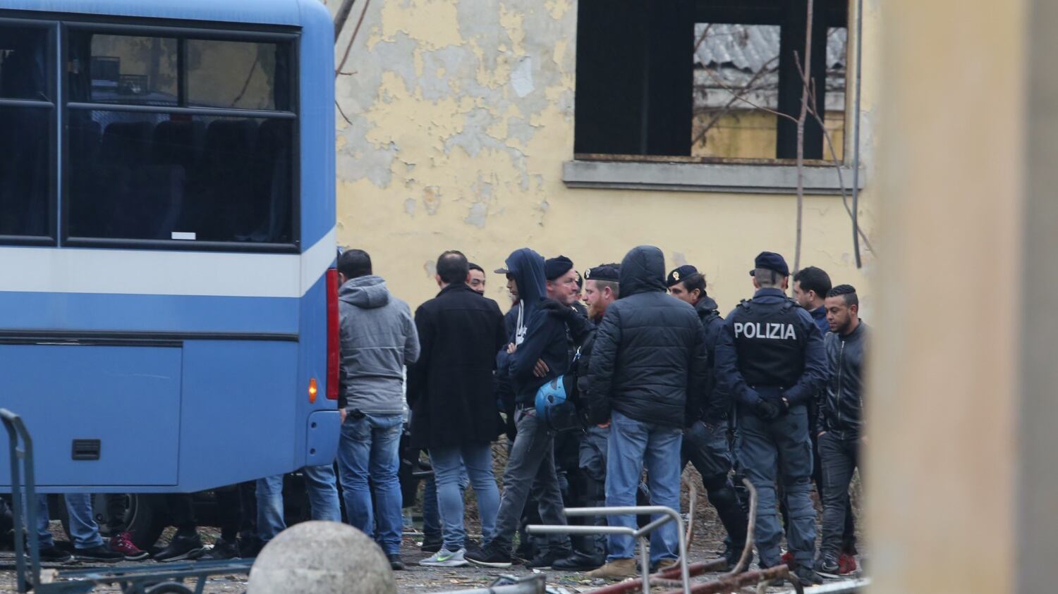 Roma, polizia sgombera i rifugiati abusivi. Ma loro: "Noi restiamo qui"