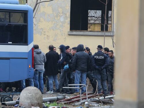 Roma, polizia sgombera i rifugiati abusivi. Ma loro: "Noi restiamo qui"