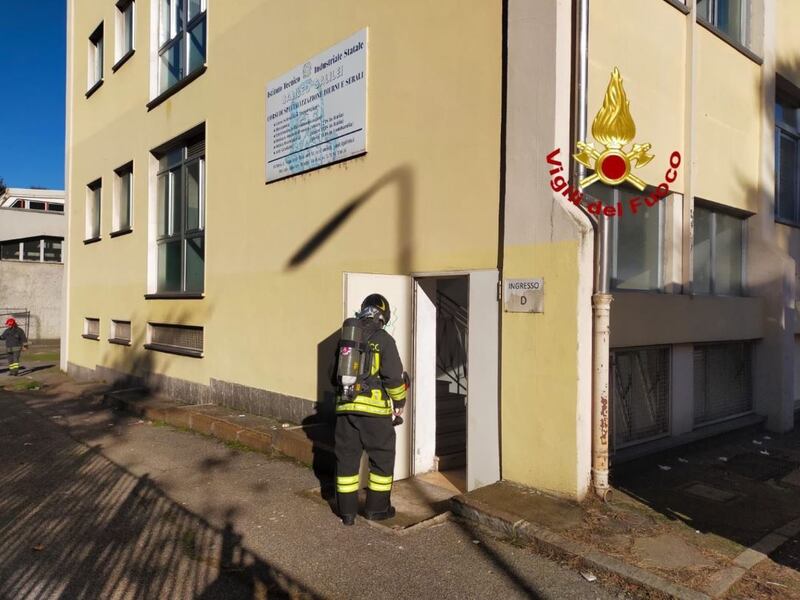 Incendio doloso in una scuola milanese 8