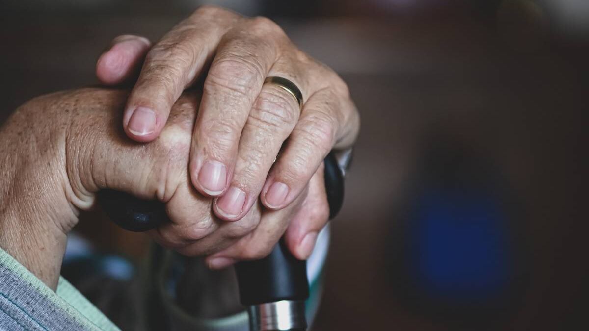 "Sono stata violentata da un ventenne". La denuncia di una donna di 90 anni