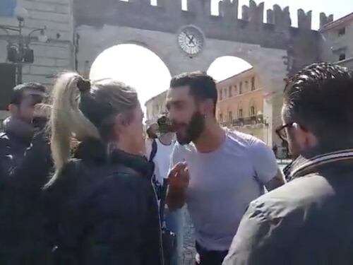 Fan di Salvini fronteggia una agente: sale la tensione a Verona