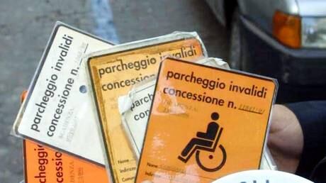 Finti ciechi, sordi e paralitici: arrestato un furbetto al giorno