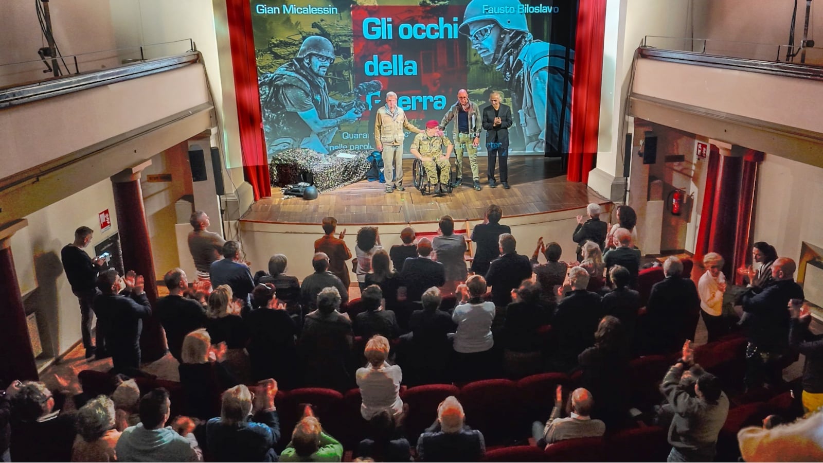 Gli occhi della guerra a teatro