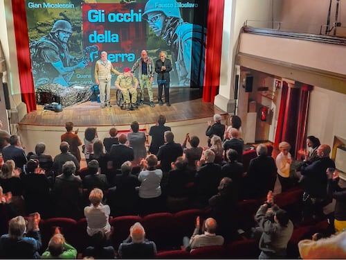 Gli occhi della guerra a Milano nel più importante teatro d’Italia
