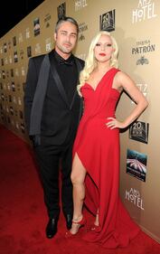 Lady Gaga, spacco mozzafiato e baci al fidanzato sul red carpet 31