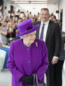 La Regina Elisabetta II in viola, foto 8