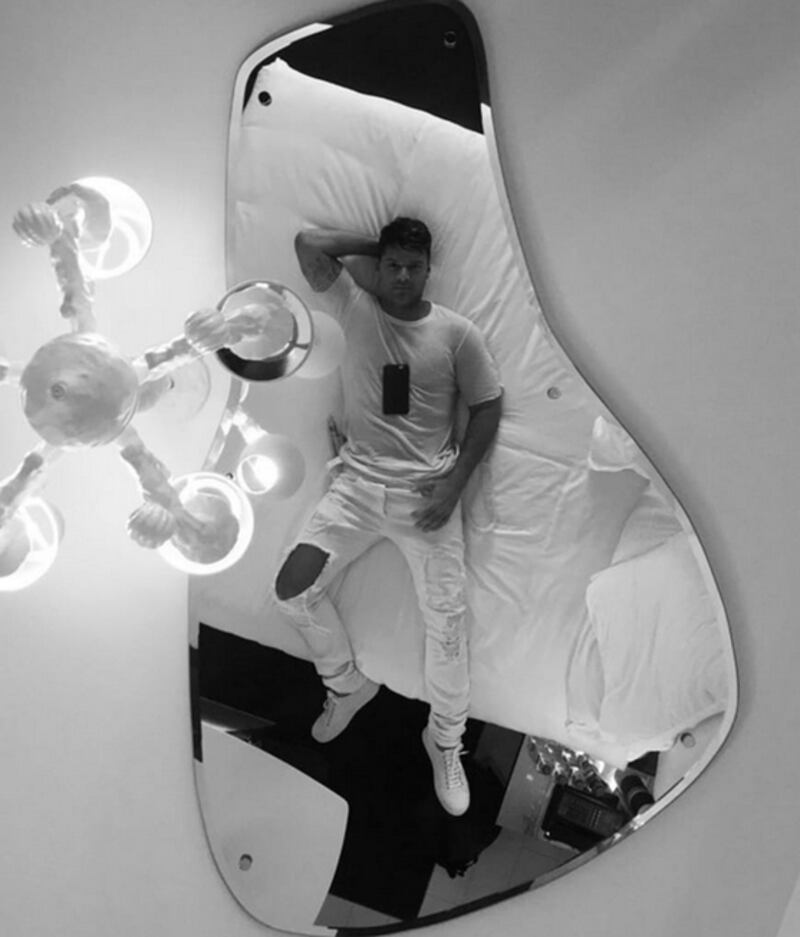Kourtney Kardashian lancia la moda del selfie dall'alto 12