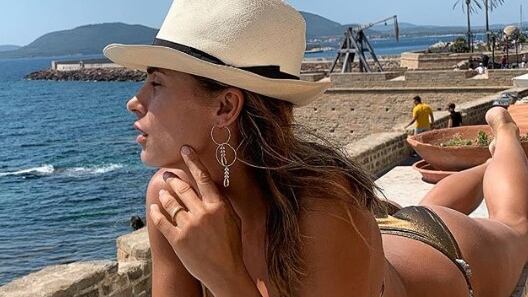 Elisabetta Canalis torna al rifugio per animali di Olbia