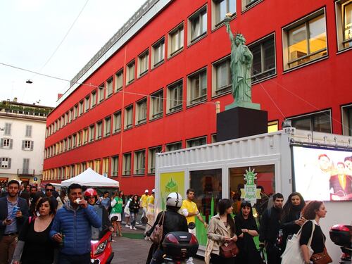 Fuorisalone, i residenti: "La notte come in discoteca, ma tanti affari per i negozianti"