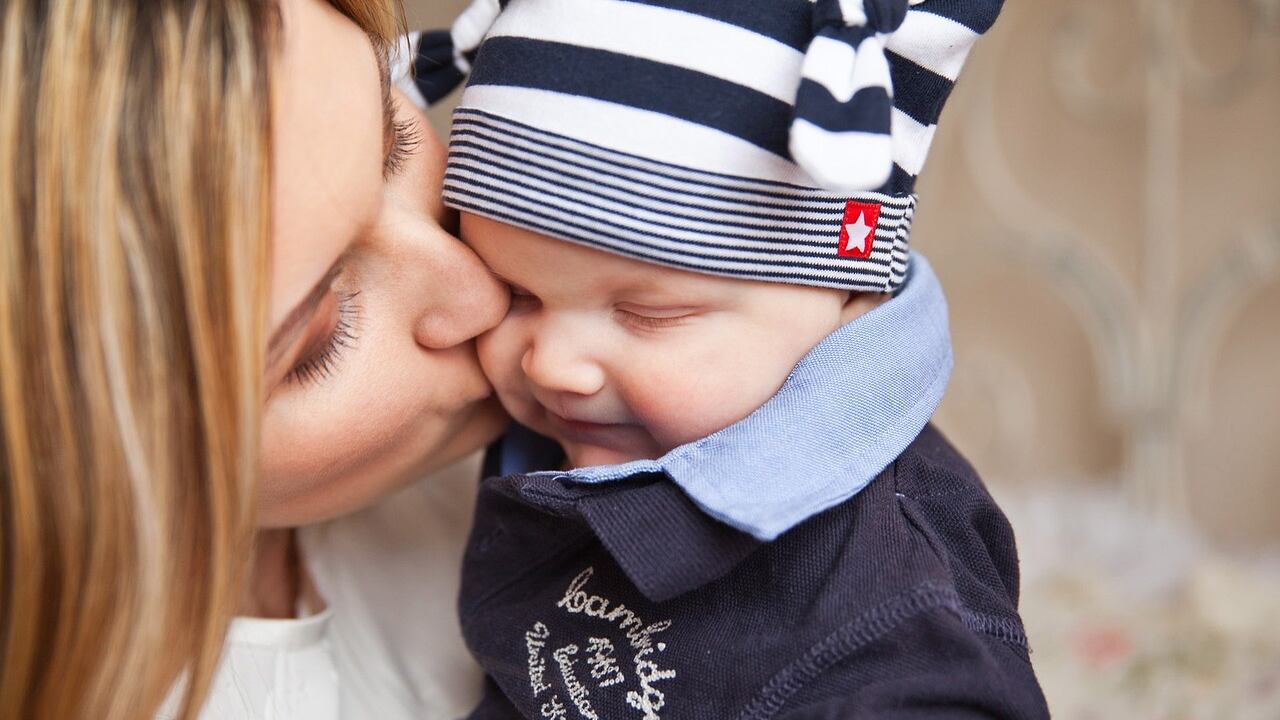 "Attenti a questi rossetti". Così un bacio di mamma ha ustionato la guancia della bimba