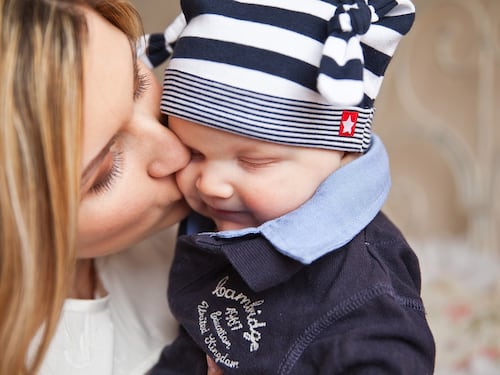 "Attenti a questi rossetti". Così un bacio di mamma ha ustionato la guancia della bimba