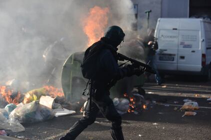 Sgombero dei centri sociali, scoppia la guerriglia a Milano 7