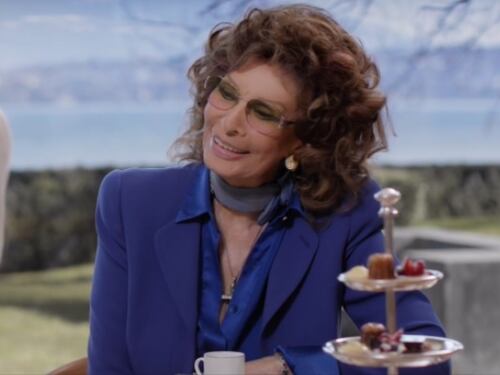"Mi vuoi sputt....e?": Raffaella Carrà scherza con Sophia Loren