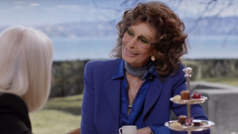 "Mi vuoi sputt....e?": Raffaella Carrà scherza con Sophia Loren