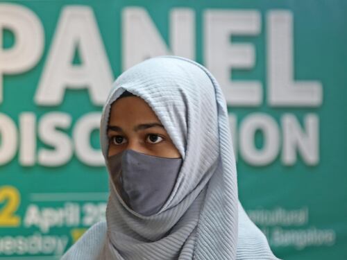 Bufera sull'Ue, una testimonial col velo islamico