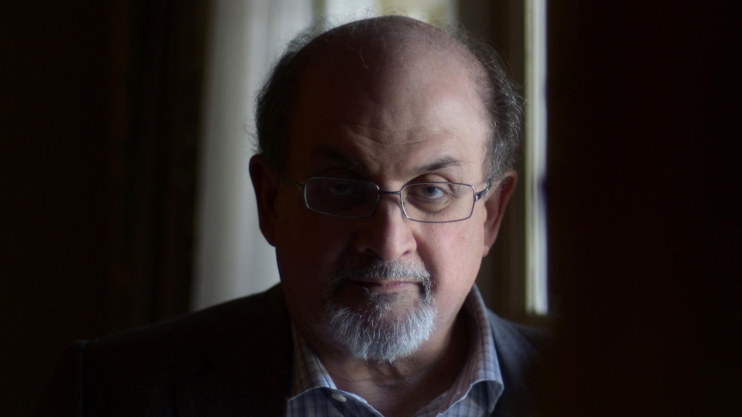 Salman Rushdie, ecco come sta lo scrittore due mesi dopo l'attacco choc