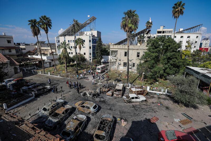 Il parcheggio vicino all'ospedale Al Ahly di Gaza dopo l'esplosione di ieri.