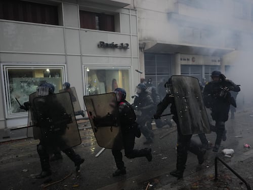 Francia blindata per il terzo sabato di proteste: 70mila agenti in strada, Macron teme una nuova notte di violenze